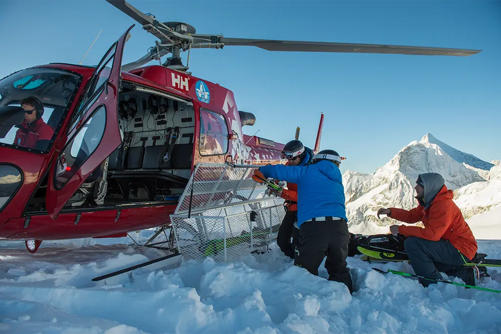 Helikopter Landung im Schnee mit Vorbereitung für ein exklusives Winterevent, außergewöhnliches Business Incentive und Teambuilding Erlebnis organisiert von team projekt