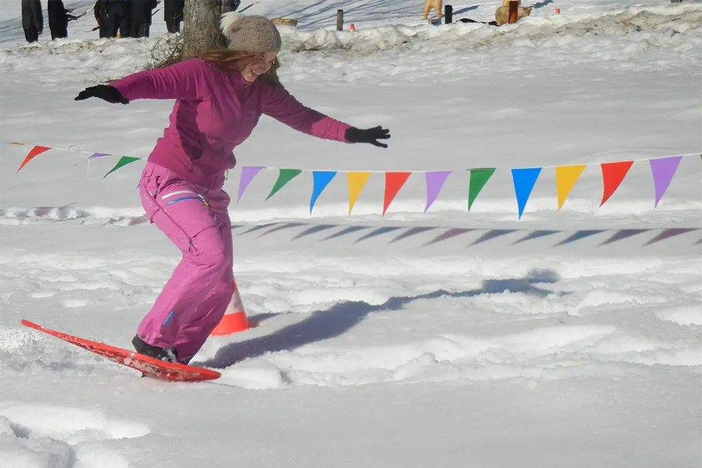 Teilnehmerin bei einem Schneeschuh Parcours von team projekt, sportliche Challenge im Schnee als Bestandteil eines Winterevents und Firmen Teambuildings