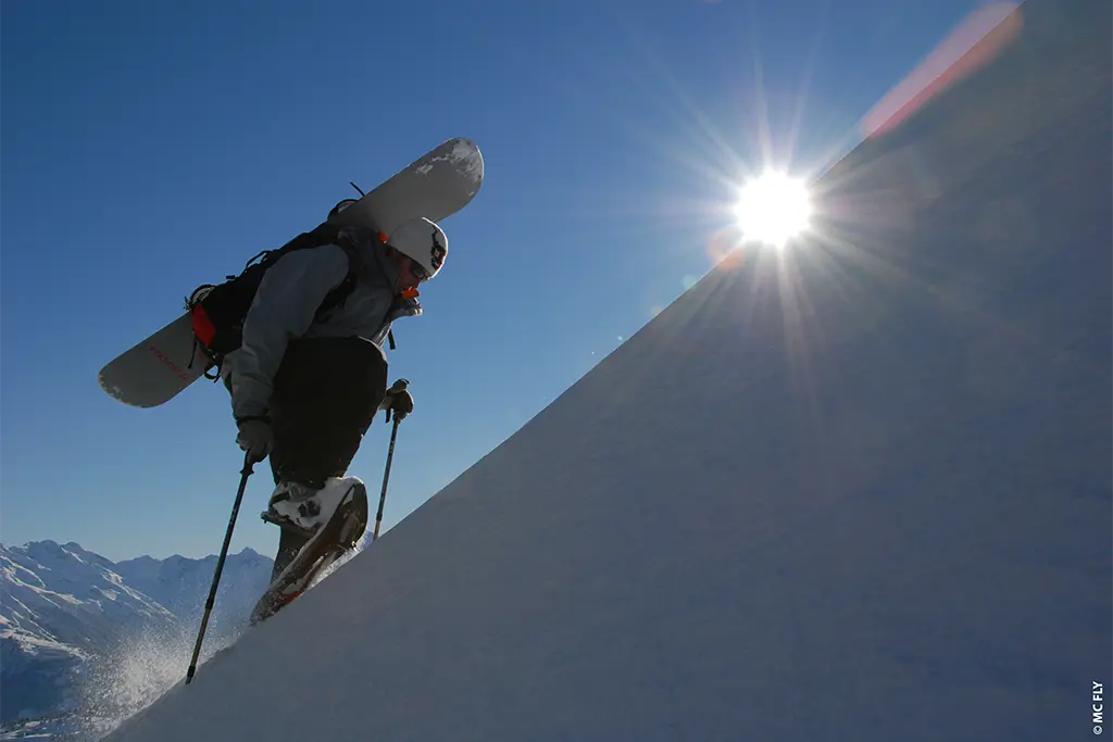 Eventteilnehmer bei einem alpinen Teamevent mit Schneeschuhen und Snowboard beim Aufstieg in Tiefschnee in der Nähe von Schloss Elmau (Wettersteingebirge); ca. 100 km von der Bayern-Incentive Metropole München