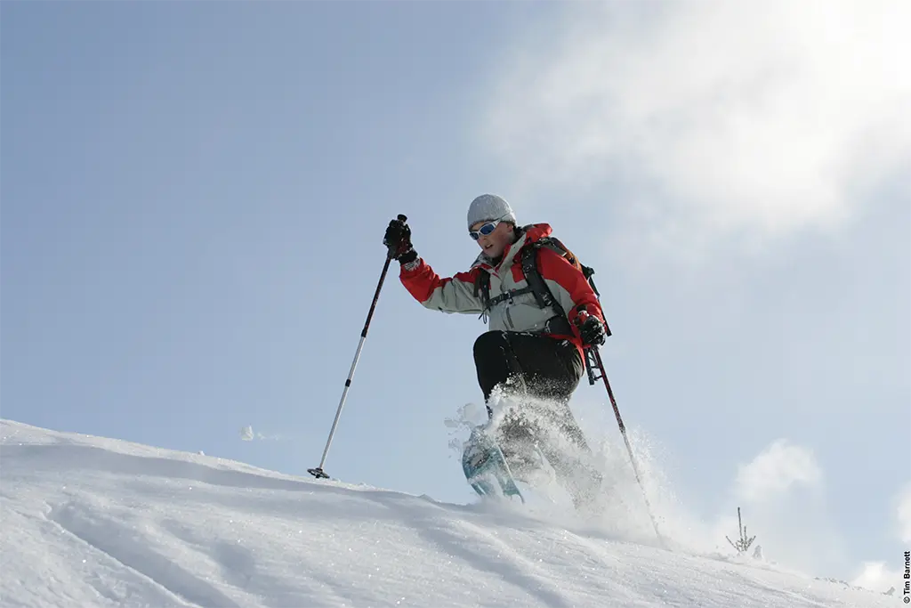 Dynamischer Abstieg im Tiefschnee bei einer Firmen- Schneeschuhwandern-Tour in den Löwensteiner Bergen (bei Heilbronn). Actionreiches Teamsport Winterevent als Teambuildingprogramm von die Erlebniscompany