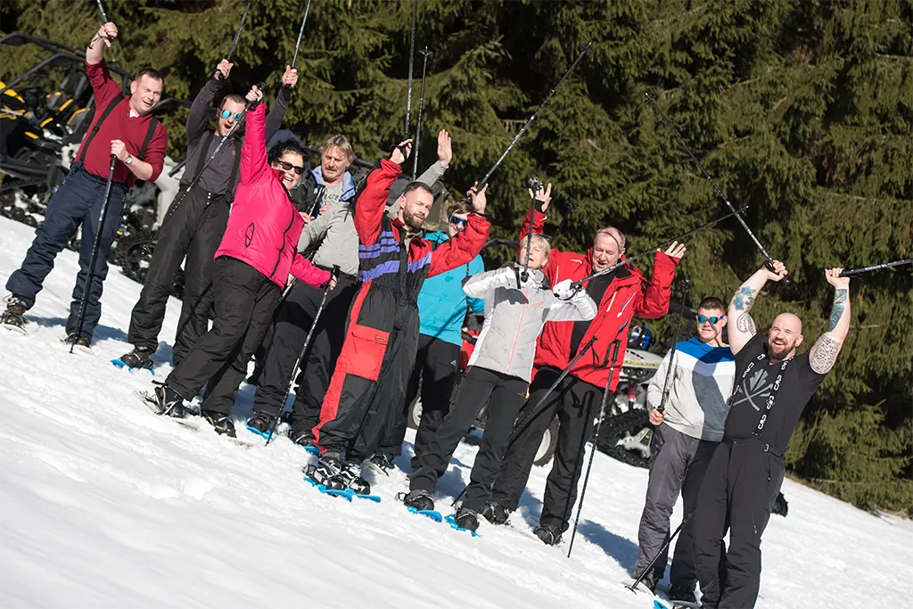 Begeisterte Gruppe bei einer Schneeschuhwanderung in Oberhof/Thüringen im Rahmen eines Corporate-Incentive Programm im Winter.