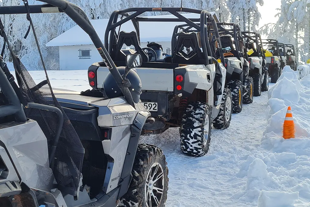 Sieben Buggys im Schnee bei einem Firmenevent im Schnee in Willingen im Sauerland. Die Quads werden für ein Teamevent mit Fuchsjagd eingesetzt.