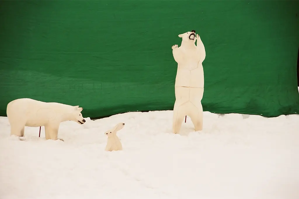 Ein 3D-Bogenschießparcours im Schnee mit Bären & Hasen als Teil einer mobilen Winter Bogenschießanlage für Bogenschießevents im Schnee. Das Bild zeigt einen Bogenschießen-Parcours im Bayerischen Wald