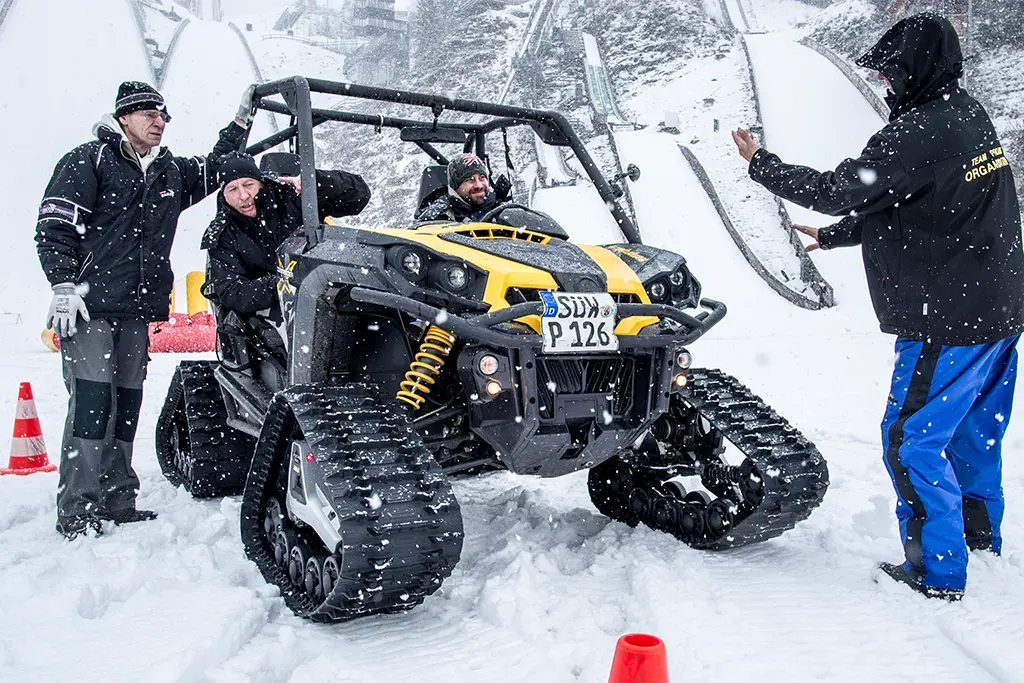 Quad / Buggy mit Schneeraupen und 4 Teilnehmern bei einem Quadparcours bei einem Winterevent in Oberstdorf mit der Incentiveagentur team projekt