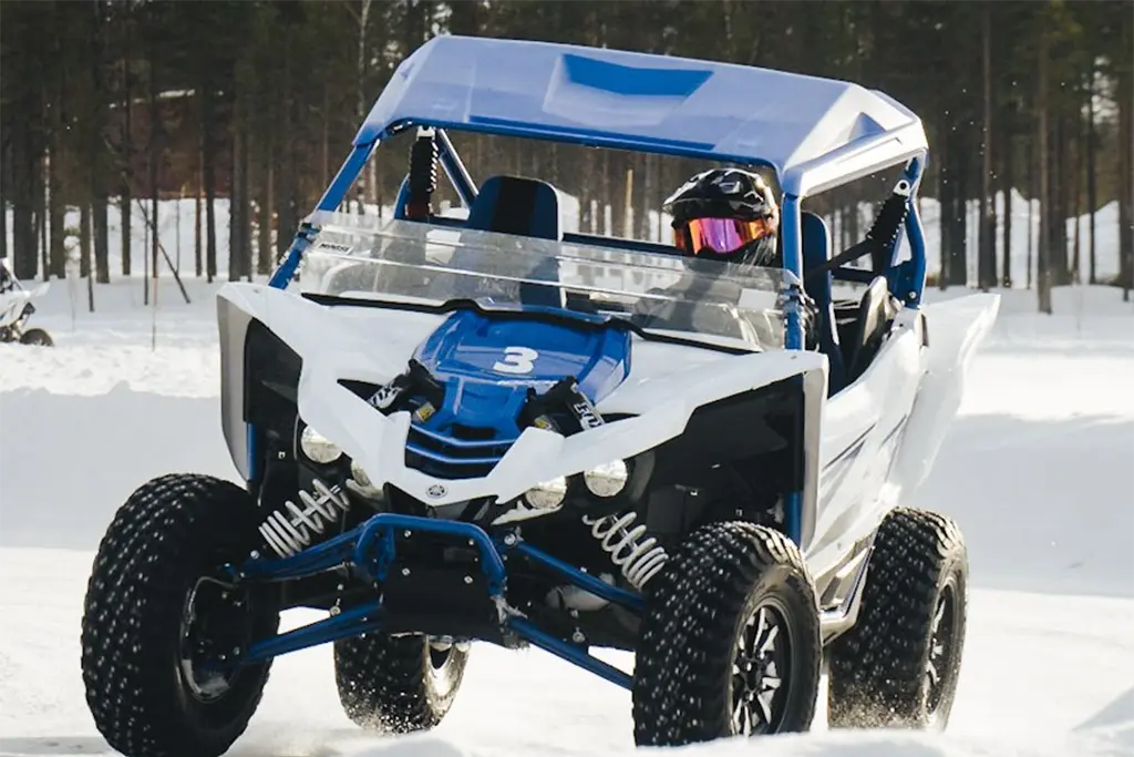 Ein Teilnehmer einem Winterevent mit Buggy im Schnee im Rahmen eines Incentives in Schwedisch Lappland – organisiert von der Incentiveagentur team projekt
