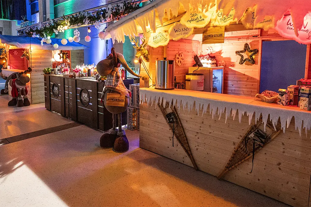 Weihnachtshütten und Weihnachtsdekorationen die für eine Weihnachtsfeier in Speyer/Mannheim aufgebaut sind. Die Weihnachtshütten wurden bei der Heidelberger Eventagentur team projekt gemietet.