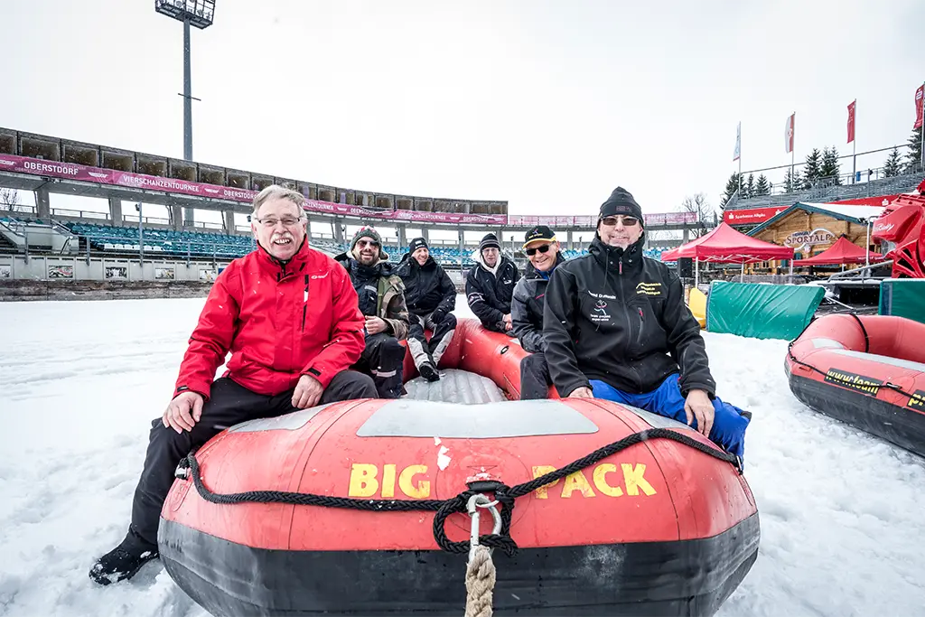 Lachende Teilnehmer auf einem Snowraft nach einem Snowraftingevent in Willingen im Sauerland. Das Snowraftingevent wurde durch die Allgäuer Eventagentur team projekt organisiert