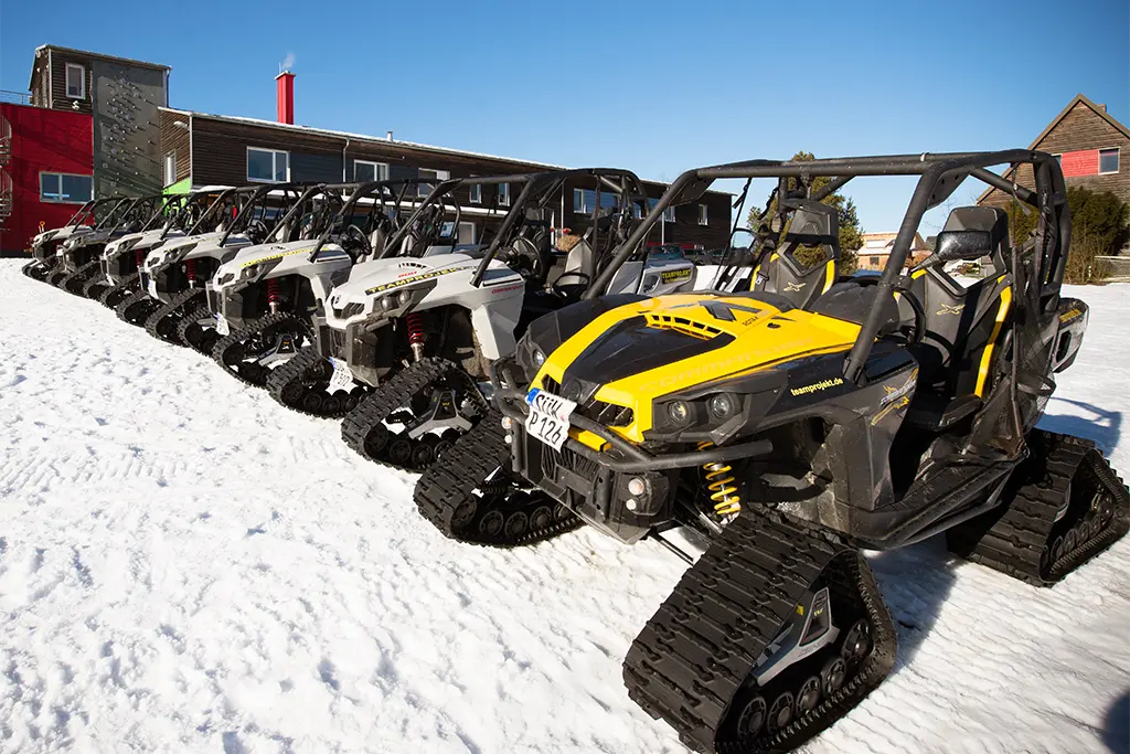 8 Schneemobile bzw. Buggys mit Schneeraupen die bei einem Firmenevent im Winter in Innsbruck/Tirol aufgebaut sind. Die Schneemobile wurden bei dem Quadveranstalter team projekt gemietet und zu dem Winterevent nach Seefeld gebracht.